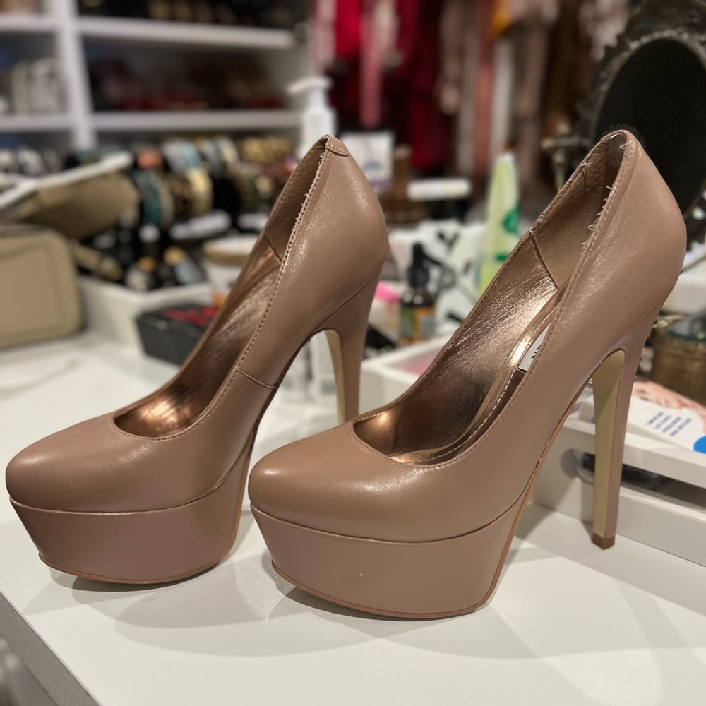 Steve Madden (6.5) Platform Pumps